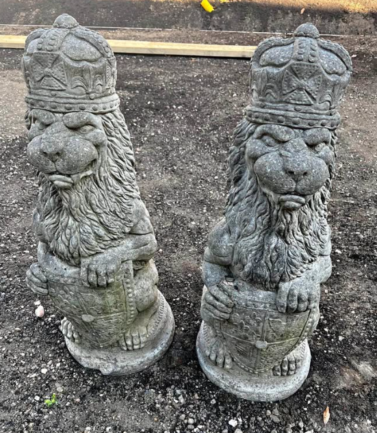 Alternative view of the actual pair of crowned concrete lions